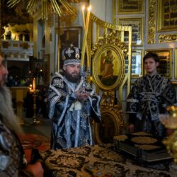 Митрополит Арсений совершил Литургию Преждеосвященных Даров в Псково-Печерском монастыре