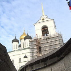 В эфире ГТРК «Псков» рассказали, как проходит реставрация колокольни Свято-Троицкого кафедрального собора