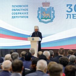 Митрополит Арсений принял участие в торжественном мероприятии, приуроченном к 30-летию Псковского областного Собрания депутатов