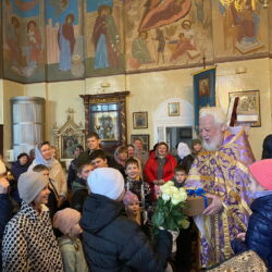 Воспитанники Воскресной школы Любятовского храма поздравили своего настоятеля с днем рождения