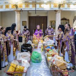 В субботу поминовения усопших митрополит Арсений возглавил богослужение в Псково-Печерском монастыре