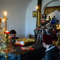 Митрополит Арсений совершил Литургию Преждеосвященных Даров в храме Покрова Пресвятой Богородицы (от Торгу)