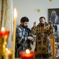 Митрополит Арсений совершил Литургию Преждеосвященных Даров в Трехсвятительском храме Псковского епархиального управления