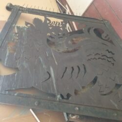 В Псково-Печерском монастыре готовят к реставрации кованые стяги с Тарарыгиной и Изборской башен