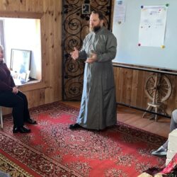 Протоиерей Алексей Воронюк провел беседу с педагогами Детского центра «Надежда» о нравственных основах воспитания подрастающего поколения и новых игровых технологиях 