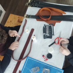 Воспитанники Воскресной школы Казанского храма посёлка Плюсса изучили основы кожевенного ремесла