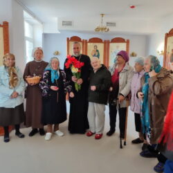 Настоятель храма святителя Луки Крымского поздравил жильцов Псковского социального городка с Пасхой Христовой