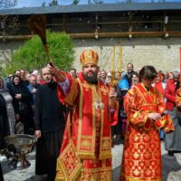 В Понедельник Светлой седмицы митрополит Арсений совершил Литургию в Псково-Печерском монастыре