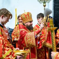 В четверг Светлой седмицы митрополит Арсений совершил Литургию в храме великомученика Георгия (со Взвоза)