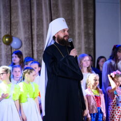 Митрополит Арсений посетил концерт «Пасхальная Радость» в городе Дно