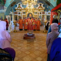 Митрополит Арсений совершил пасхальную Великую вечерню в храме Архангела Михаила города Дно