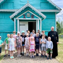 В Воскресной школе храма святых Флора и Лавра поселка Хредино прошло первое занятие в летнем сезоне  