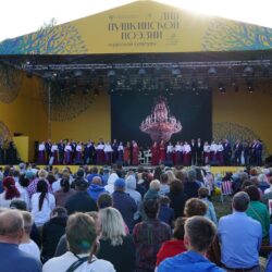 Архиерейский хор Псковской епархии выступил на сцене Михайловского в опере «Евгений Онегин»