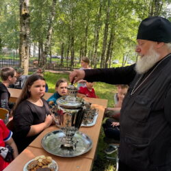 Настоятель храма Тихвинской иконы Божией Матери встретился за самоваром с ребятами дневного лагеря Родинской школы