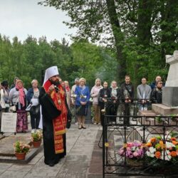 Митрополит Арсений совершил литию на могиле Александра Сергеевича Пушкина