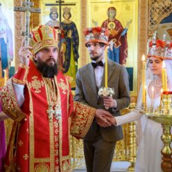 Митрополит Арсений совершил венчальную Литургию в семинарском храме святых Кирилла и Мефодия