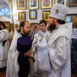 Митрополит Арсений возглавил всенощное бдение в храме Успения Божией Матери (в Бутырках) города Пскова