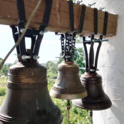 На звоннице храма пророка Илии погоста Выбуты зазвучали по-новому колокола