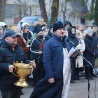 Клирик Псковской епархии совершил чин освящения памятной доски на здании Псковской школы