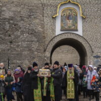 Крестный ход со святыми мощами преподобной Евфросинии Полоцкой прошел вокруг города Пскова