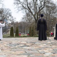 В День героев Отечества секретарь Псковского епархиального управления в сослужении военного духовенства совершил заупокойную литию у Могилы Неизвестного солдата в городе Пскове