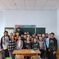 Клирик храма святого князя Александра Невского встретился с учениками Москвинской школы