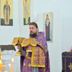 В праздник Державной иконы Божией Матери в храме святых Царственных страстотерпцев города Дно состоялось праздничное богослужение