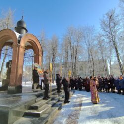 В праздник Державной иконы Божией Матери в Пскове состоялся традиционный крестный ход и молебен у Державной часовни 