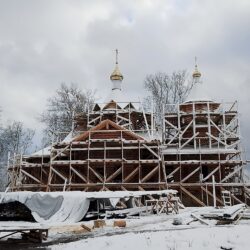 На храме святой блаженной Ксении Петербургской, который строится в Должицах, установили купола с крестами