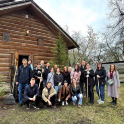 На территории Варваринского храма в Пскове прошел субботник