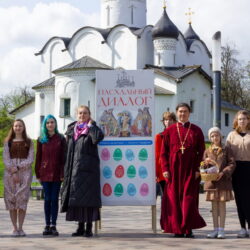 В городе Пскове прошли миссионерские акции «Пасхальный диалог» и «Подари Пасху»