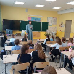 Настоятель храма святых Жен-Мироносиц деревни Тямша провел беседу со школьниками о приближающемся дне Святой Пасхи