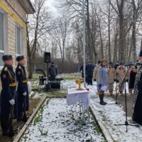 Клирик воинского храма святого Александра Невского совершил чин освящения Мемориальной доски Александру Спиридонову