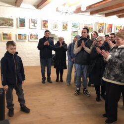 На территории Псковского кремля проходит выставка детских творческих работ «Военных лет живая память»