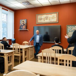 Псково-Печерскую духовную семинарию посетил профессор МГИМО Юрий Вяземский