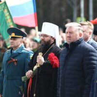 Митрополит Матфей возложил цветы к памятнику «Знамя Победы» в Идрице