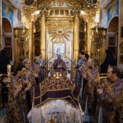 В Великий Четверг митрополит Матфей совершил Литургию в Псково-Печерском монастыре