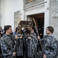 Митрополит Матфей совершил чин погребения Плащаницы Спасителя в Псково-Печерском монастыре