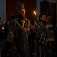 Митрополит Матфей совершил утреню Великого Пятка с чтением двенадцати Страстных Евангелий в Свято-Троицком кафедральном соборе