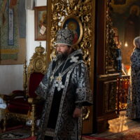 В Великую Пятницу митрополит Матфей совершил Великую вечерню с чином выноса Плащаницы в Свято-Троицком кафедральном соборе города Пскова