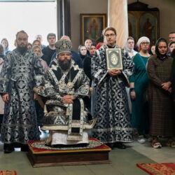 В Великую Субботу митрополит Матфей совершил Божественную Литургию в Свято-Успенском Псково-Печерском монастыре