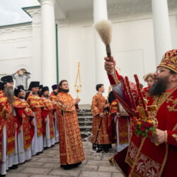 В Светлый понедельник митрополит Матфей совершил Литургию в Псково-Печерском монастыре