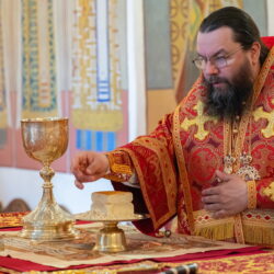 В Фомину Неделю митрополит Матфей совершил Литургию в Свято-Троицком кафедральном соборе