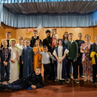 Воспитанники Воскресной школы воинского храма Александра Невского поздравили с Пасхой воинов-десантников