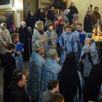 Накануне празднования Похвалы Пресвятой Богородицы митрополит Матфей совершил чтение акафиста в Псково-Печерском монастыре