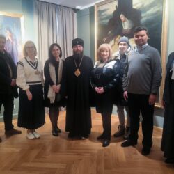 Митрополит Матфей и Алла Манилова посетили выставку «Вслед за Христом», посвященную 100-летию со дня блаженной кончины святителя Тихона, патриарха Всероссийского