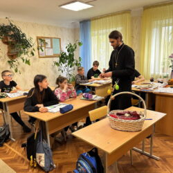 С Пасхой Христовой поздравили друг друга настоятель храма Рождества Христова и воспитанники Центра помощи детям, оставшимся без попечения родителей 