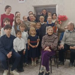 Воспитанники Воскресной школы Успенского храма (в Бутырках) поздравили постояльцев Новосельского дома-интерната с Пасхой Христовой