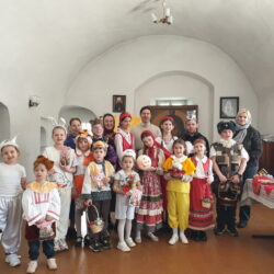 Воспитанники Воскресной школы «Покров» Подворья Псково-Печерского монастыря подарили прихожанам сказку «Пасхальный колобок»