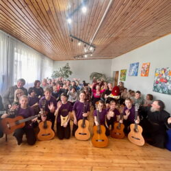 Воспитанники Воскресной школы Псково-Печерского монастыря поздравили с Пасхой подопечных Бобровского дома-интерната